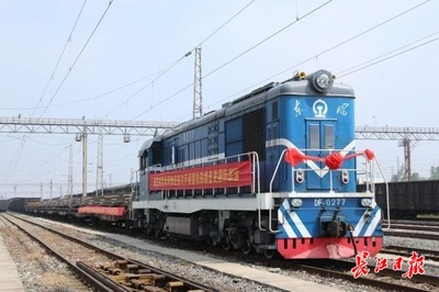 “武汉产”千吨重轨首次“坐火车”到越南